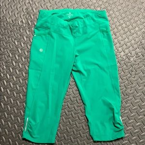 Athlete emerald green crops